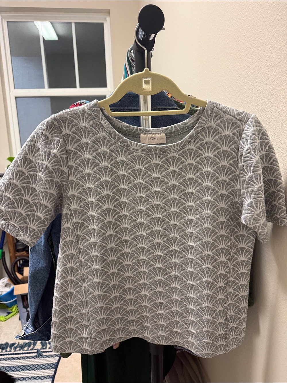 LOFT Gray Fan-Print Short Sleeve Top